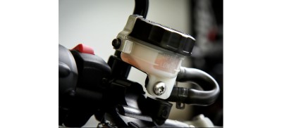Jaką funkcję w motocyklu ma pompa hamulcowa?